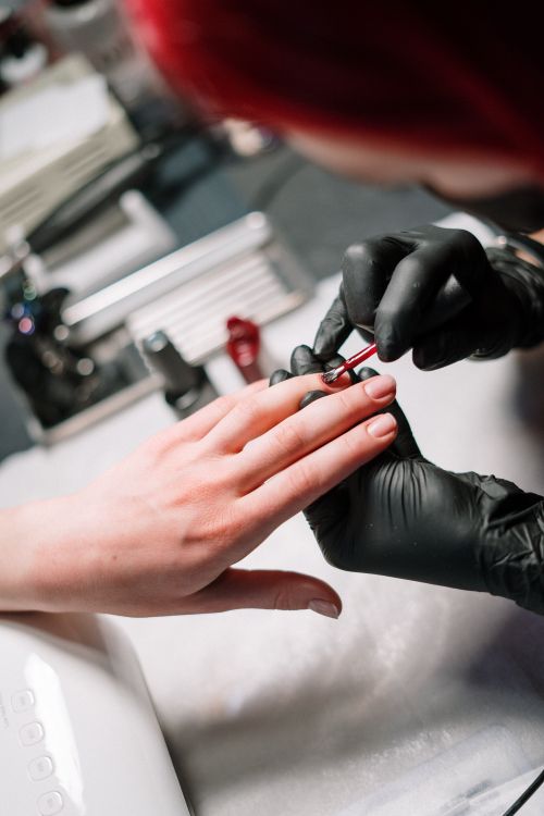 Técnica aplicando gel en las uñas
