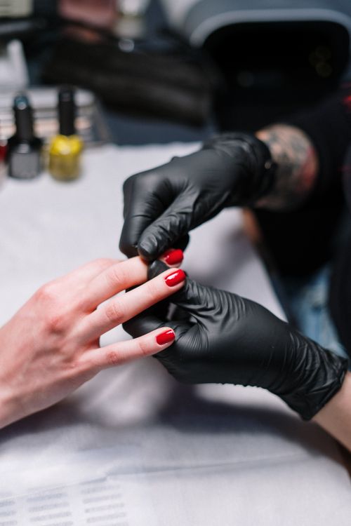 Manicurista aplicando esmalte